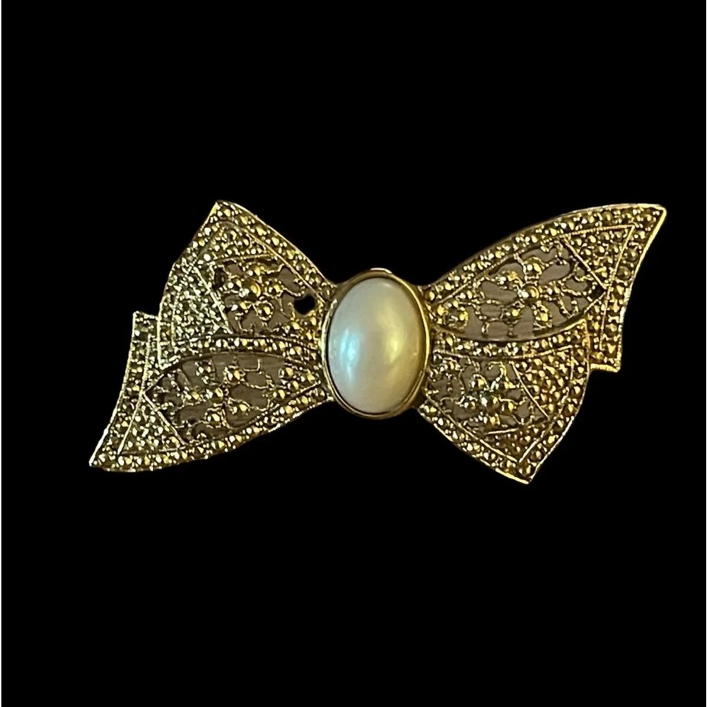 1980’s. Beautiful Gold Toned 1928 Bow Brooch with Faux Pearl Center.